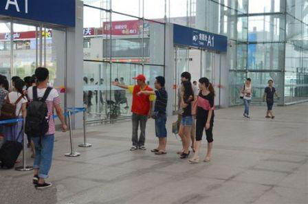 在深圳北站为乘客指引方向