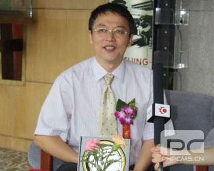 周总在颁奖活动中接受新闻媒体采访