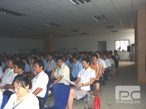 员工细心地听讲安全知识