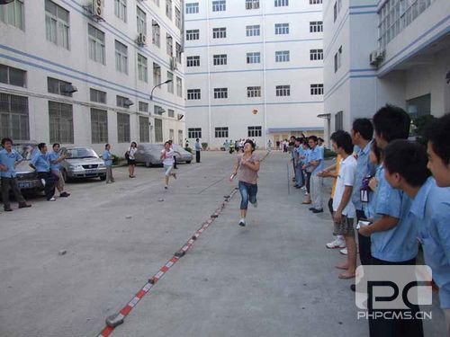 奋力地奔跑