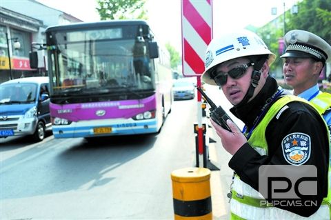 断了一根保险丝 公交车堵死十梓街