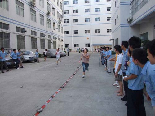 奋力地奔跑